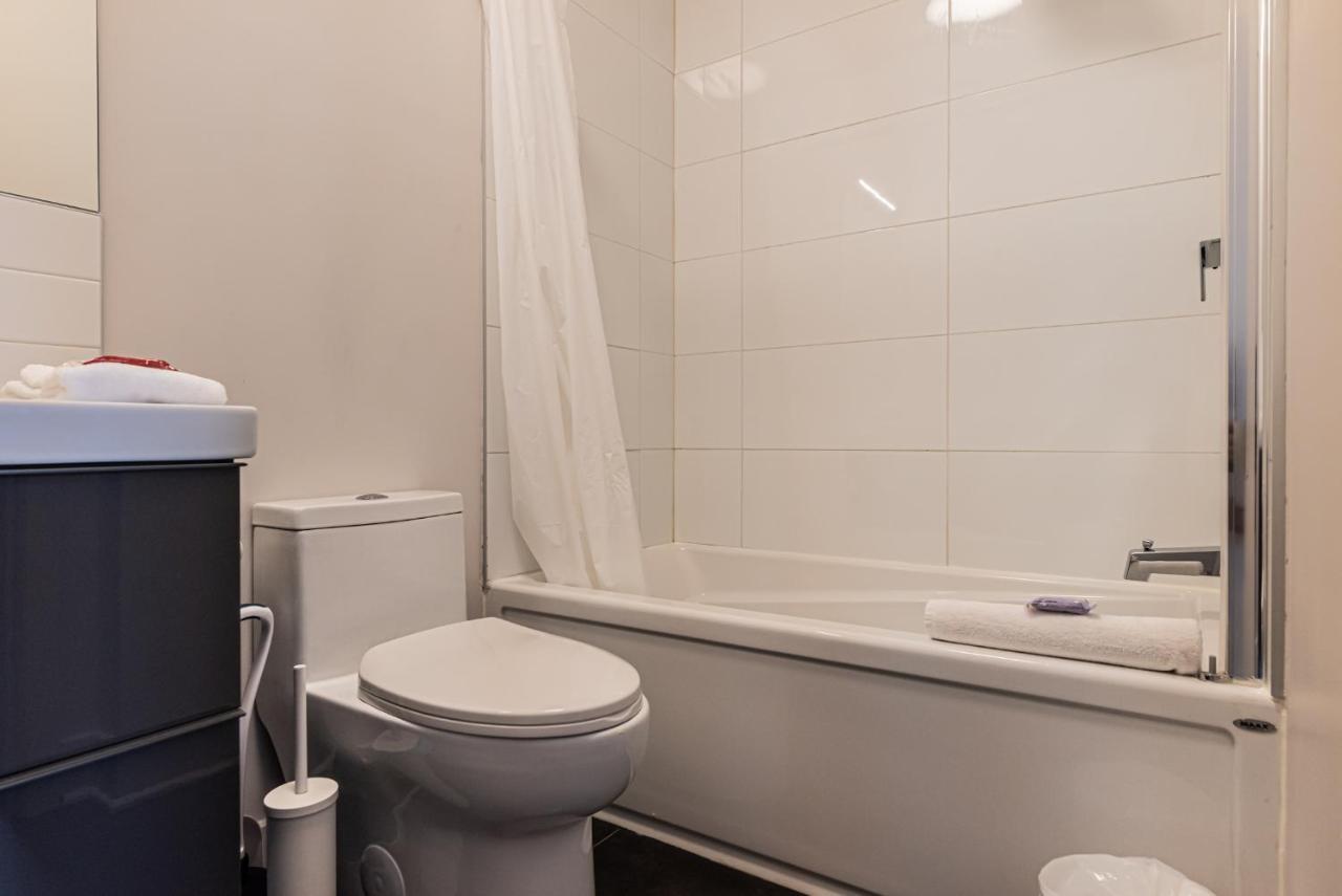 2 Bedroom Luxury In The Mile End By Den Stays Montréal Extérieur photo